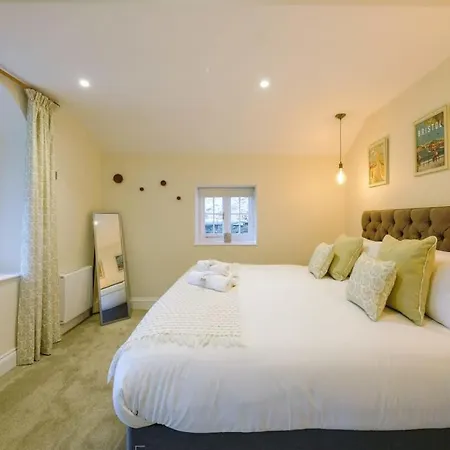 The Gatehouse At Coombe Apartment