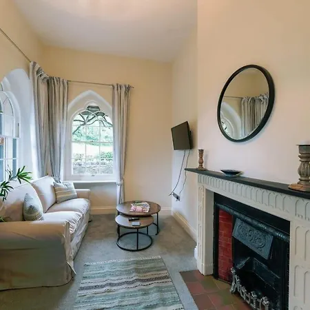 The Gatehouse At Coombe