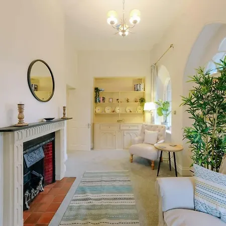 The Gatehouse At Coombe *