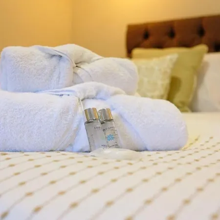 The Gatehouse At Coombe * Bristol