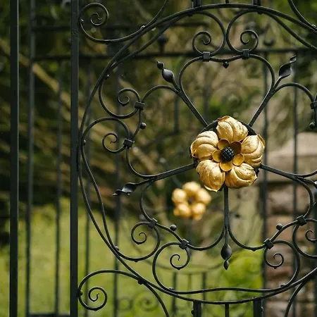 The Gatehouse At Coombe * Bristol