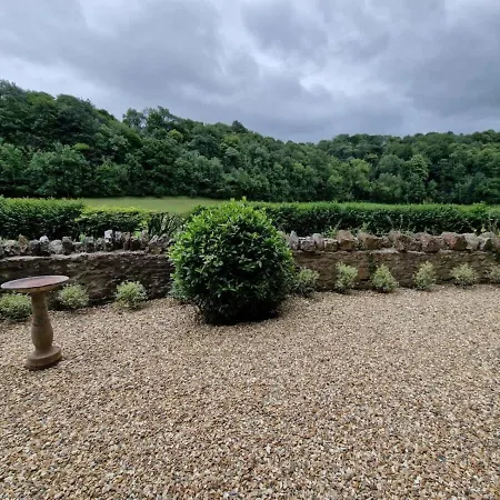 Апартаменты The Gatehouse At Coombe *