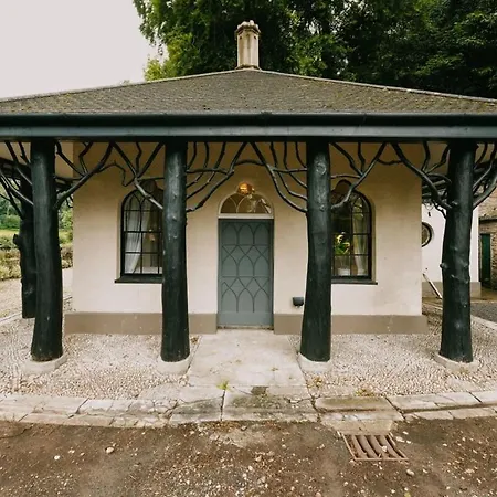 Апартаменты The Gatehouse At Coombe
