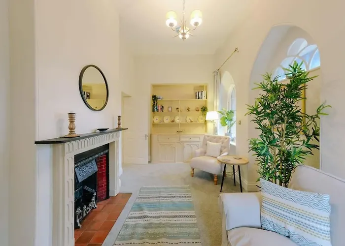 The Gatehouse At Coombe *