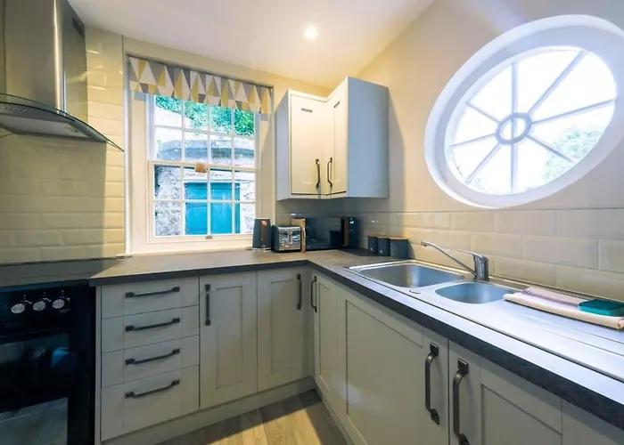 The Gatehouse At Coombe *