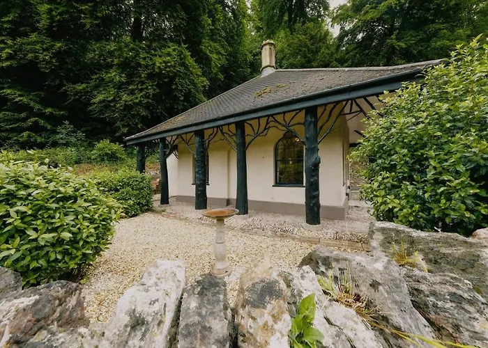Апартаменты The Gatehouse At Coombe *