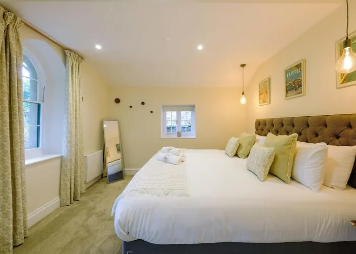 The Gatehouse At Coombe Apartment