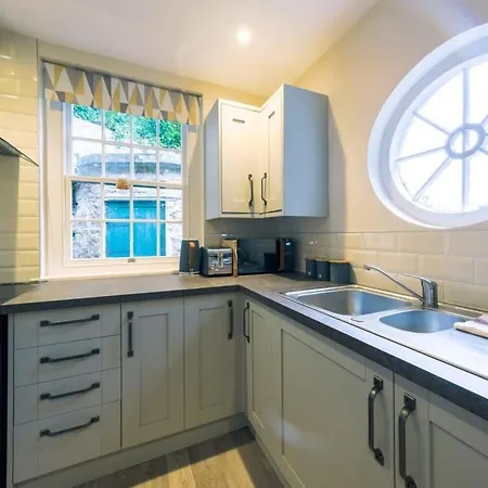 The Gatehouse At Coombe *