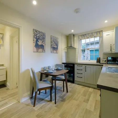 The Gatehouse At Coombe